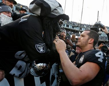Raiders leave Oakland for final time to chorus of boos, trash in chaotic loss