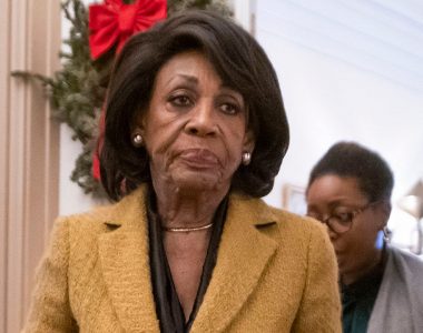 Maxine Waters says Trump will invite Putin to the White House if the Senate doesn't remove him