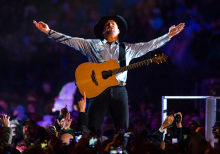 Garth Brooks wears 'Sanders' shirt at Michigan show, gets attacked online