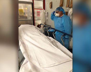 Florida nurse pays tribute to coronavirus victim, a fellow veteran, in touching photo