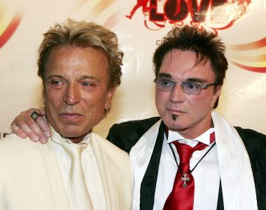 Magician Roy Horn of Siegfried & Roy dead at 75 from COVID-19 complications